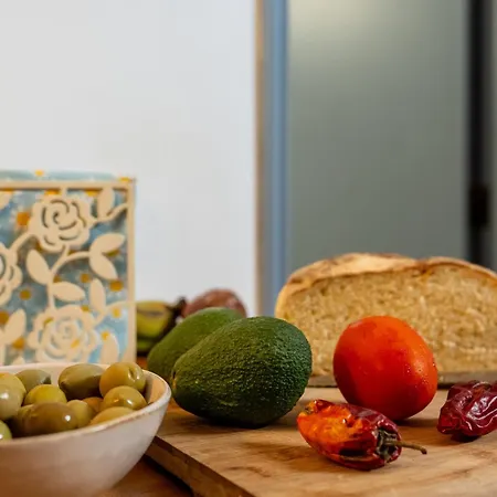 Casa Flores - Your Charming With Local Secrets Guest house