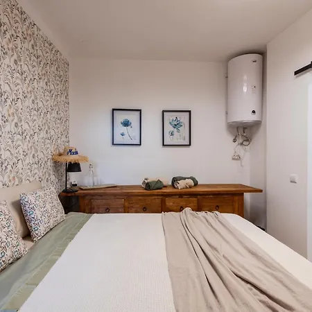 Guest house Casa Flores - Your Charming With Local Secrets