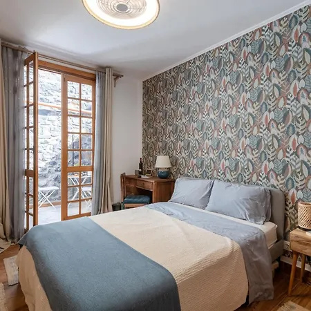 Casa Flores - Your Charming With Local Secrets Guest house